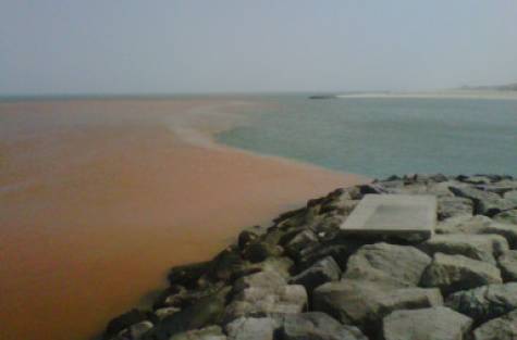 Jumeirah waters turn oily orange